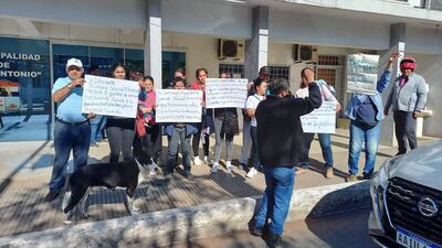 Reducido grupo de vecinos del territorio social Nuevo Renacer de la ciudad de San Antonio se manifestó hoy frente a la municipalidad local para exigir el reconocimiento de una comisión vecinal provivienda.