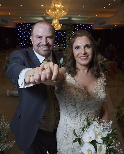 Los recién casados en una instantánea para el álbum familiar.