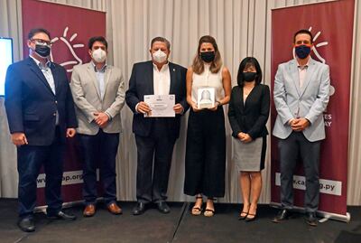 Los directores Fernando y Leticia Ayala recibieron el premio otorgado a Regimiento 8 S.A.