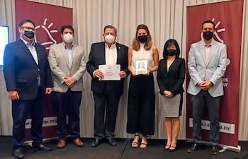 Los directores Fernando y Leticia Ayala recibieron el premio otorgado a Regimiento 8 S.A.