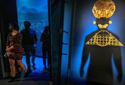 Ornamentos de oro en el Museo de Arte de Boca Ratón, Florida.