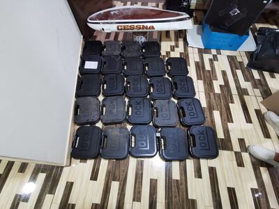 Estuches de Glock encontrados en el lugar y parte de una aeronave, que formarían parte de la logística de narcotráfico, según intervinientes.