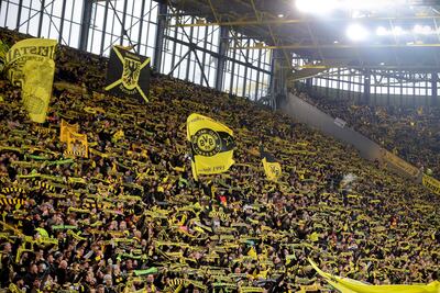 Los seguidores del Dortmund se mantienen unidos en medio de la cuarta ola de la pandemia de coronavirus durante el partido de fútbol de la Bundesliga alemana entre el Borussia Dortmund y el VfB Stuttgart en el Signal Iduna Park de Dortmund, Alemania, el 20 de noviembre de 2021.