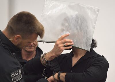 Un miembro del clan Remmo se cubre la cara al llegar al juicio donde se conocería el veredicto por el robo en el museo de Dresde, en Alemania.