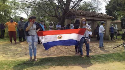 Los lugareños no aceptan a la nueva directora.