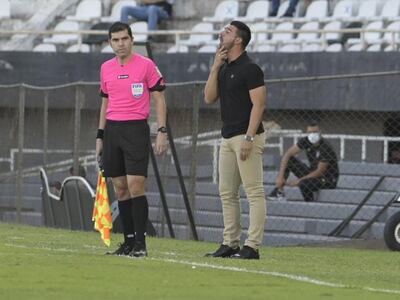 Julio César Cáceres (d), en el clásico más añejo que Olimpia perdió 2-1 con Guaraní por el torneo Clausura 2021.