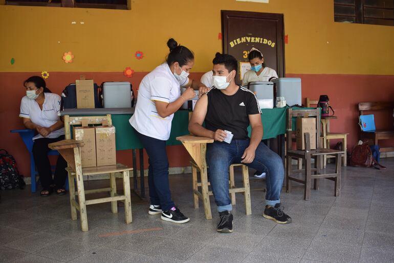 Varios de los jóvenes que asistieron al puesto de vacunación  recibieron la segunda dosis de la plataforma correspondiente