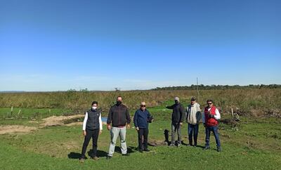 El grupo de  concejales   que verificó la situación de los  esterales del lago Ypoá. Afirmaron que se están     secando.