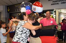 Los compatriotas fueron recibidos con emoción, lágrimas, globos y carteles por sus familiares.