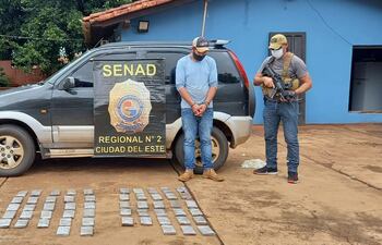 El detenido y las evidencias en la base de la Secretaría Nacional Antidrogas.