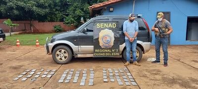 El detenido y las evidencias en la base de la Secretaría Nacional Antidrogas.