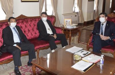 El abogado Pablo Rolón (i) y monseñor Ricardo Valenzuela fueron recibidos ayer por el vicepresidente de la República, Hugo Velázquez (d), en la sede de la Vicepresidencia.