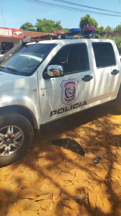 La patrullera en que se desplazaban los policías quedó con rastros de impacto de balas.