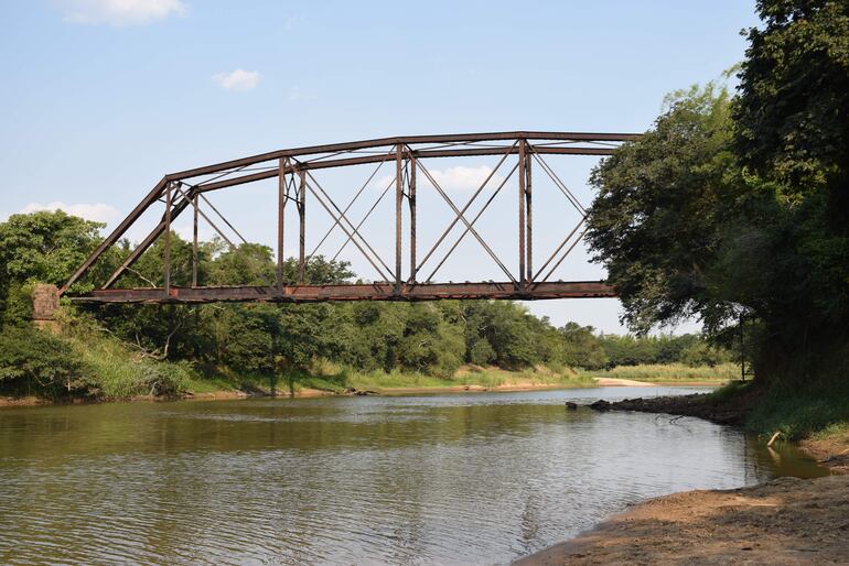 El ex puente ferroviario desde el río Tebicuary.