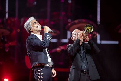 El cantante mexicano Alejandro Fernández insta a sus fans a quedarse en casa.