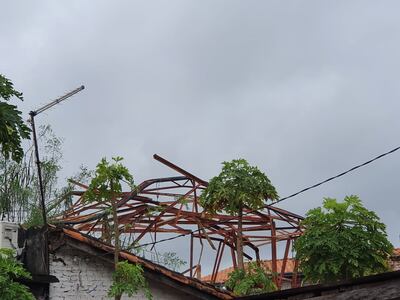 La antena de radio Ñemby cayó este martes tras un temporal que azotó la ciudad. Afectó a tres casas.