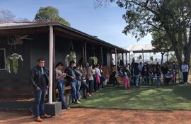 La familia y amigos de Jorge Ríos esperando la llegada del cuerpo en la estancia de Puentesiño de donde fue llevado el pasado 28 de junio.