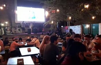 En algunos locales nocturnos constataron aglomeración de personas que no cumplían el distanciamiento exigido por las autoridades sanitarias