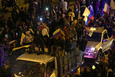 Indígenas y manifestantes que hacen parte de las protestas contra el Gobierno del presidente conservador Guillermo Lasso, ingresan a Quito (Ecuador). El paro nacional es convocado por la Confederación de Nacionalidades Indígenas (Conaie) el mismo que influyó en la caída de dos presidentes en 1997 y 2005. (EFE)