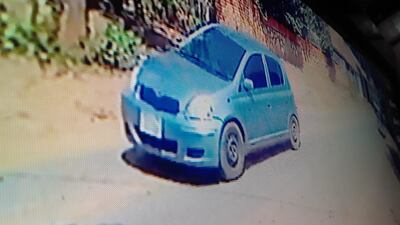 Captura de la imagen de circuito cerrado en el que se ve el vehículo Toyota Vitz utilizado por los delincuentes, para movilizarse para y tras el atraco.