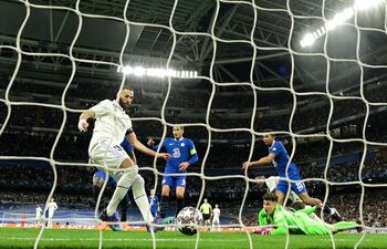 Karim Benzema anota el primer gol para el Real Madrid ante el Chelsea.