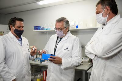 l presidente Alberto Fernández (c), durante su visita hoy, lunes a las instalaciones de la compañía biotecnológica Inmunova, en el campus de la Universidad Nacional de San Martín. El suero hiperinmune de origen equino producido en Argentina completó su última fase de estudios clínicos y "demostró eficacia y seguridad" en casos graves de covid-19, según un comunicado emitido por el Gobierno.
