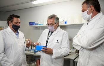 l presidente Alberto Fernández (c), durante su visita hoy, lunes a las instalaciones de la compañía biotecnológica Inmunova, en el campus de la Universidad Nacional de San Martín. El suero hiperinmune de origen equino producido en Argentina completó su última fase de estudios clínicos y "demostró eficacia y seguridad" en casos graves de covid-19, según un comunicado emitido por el Gobierno.
