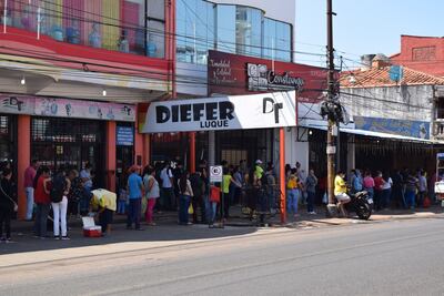 El año pasado miles de personas se aglomeraban en los accesos de los supermercados en Luque, a un año de la pandemia los controles sanitarios por parte de la municipalidad son nulas