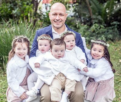 Daniel rodeado de “La tribu” compuesta por sus cinco pequeños niños: Juli, Fer, Macarena, Martín de Jesús y Valentina. (Fotos: gentileza de María Fernanda Vera)