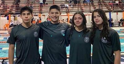 Iván Correa, Laurent Barrios, Lara Giménez y  Cecilia Piraino, nadadores del Club Olimpia que lograron registrar un nuevo récord nacional en la cat. Infantil.