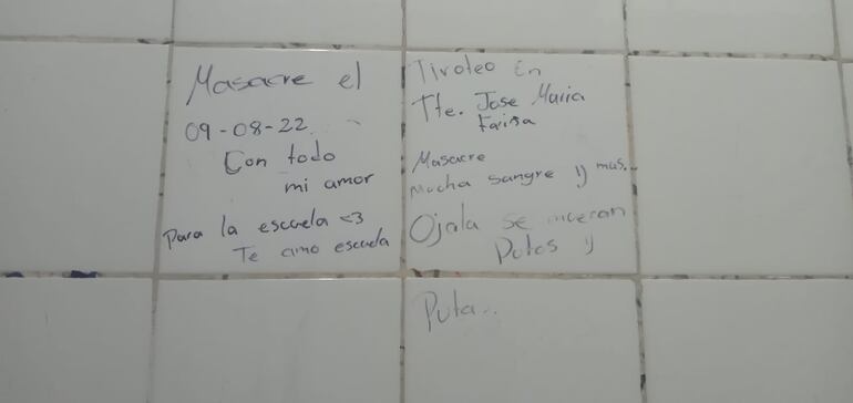 El mensaje de amenaza de masacre escrito en el sanitario de la Escuela Teniente Fariña de Caacupé.