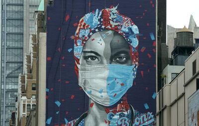 Un mural de homenaje a trabajadores médicos en un edificio de Midtown, Manhattan, en Nueva York.