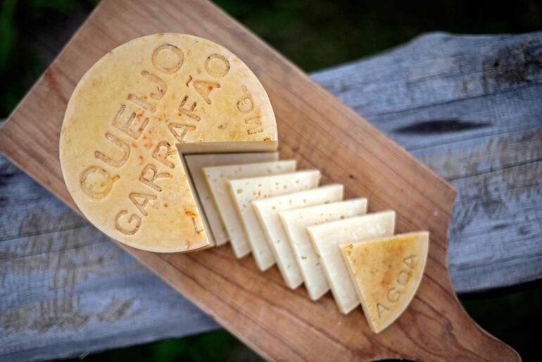 En una tabla y listo para servir, el queso garrafao de Alagoa, al sur de Minas Gerais, Brasil.