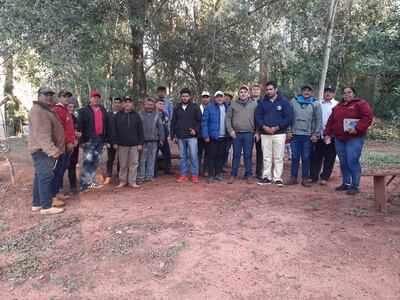 Miembros de la Comisión Pro asfaltado del distrito de Maracaná y la colonia Luz Bella de Guayaybí.