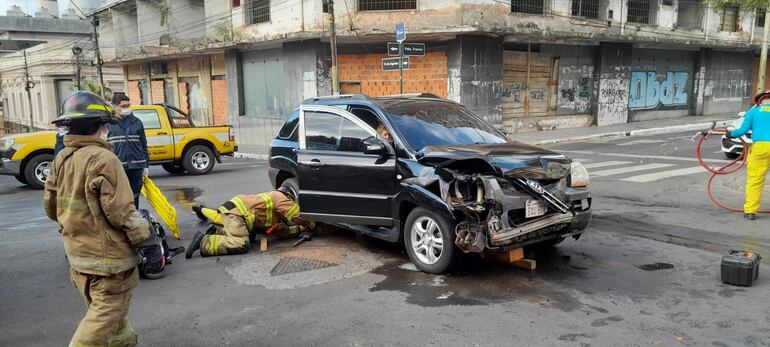 El otro automóvil involucrado quedó con daños en la parte frontal.