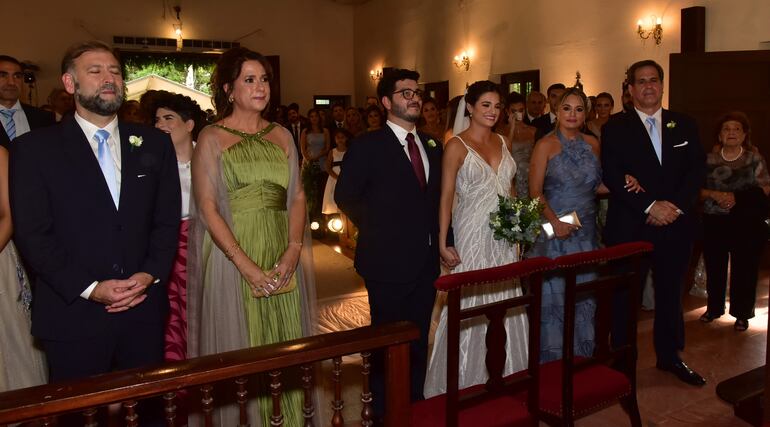 Fueron los padrinos de los novios Roque Ramírez Nizza y Rocío Pelaez Olmedo; Lorena Finestra de Martínez y Víctor Juan Martínez Gaona.