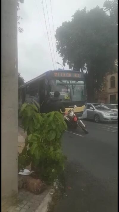 El motociclista es Iván José Bogarín Zaracho (20) delivery, al mando de una moto Kento tipo Char, 267 AABS; y Gustavo Sánchez Ferreira (47) conducía un colectivo Mercedes Benz, HCF 017, de la línea 30, empresa Vanguardia.