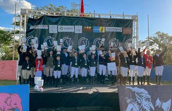 Los mejores clasificados de las distintas categorías con las copas del Gran Premio Equus. (Gentileza)
