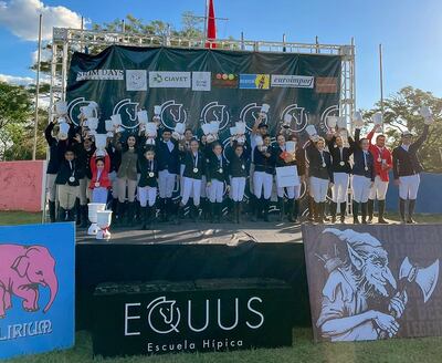 Los mejores clasificados de las distintas categorías con las copas del Gran Premio Equus. (Gentileza)