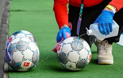 Estricto cumplimiento del protocolo sanitario se pone en práctica con la desinfección de la pelota en la Bundesliga.