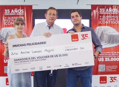 Julio Lansac Mojoli (centro), junto a su familia, recibió el voucher de 35.000 dólares que sorteó el Grupo Garden, en el marco de su aniversario número 35.