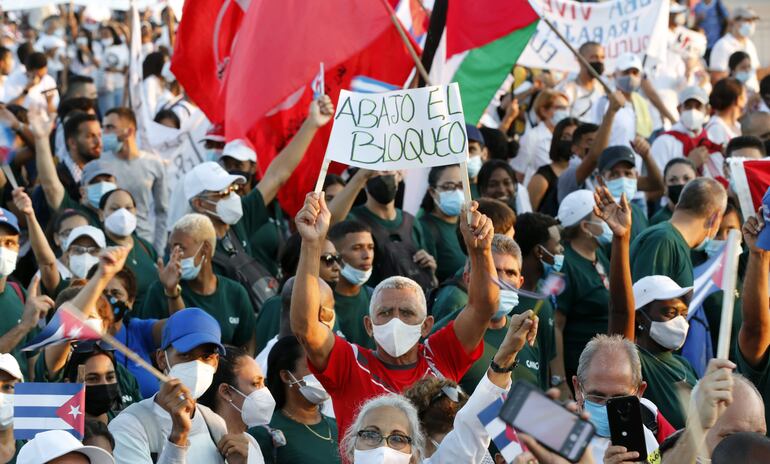 Ciudadanos participan en el desfile por el primero de mayo hoy.
