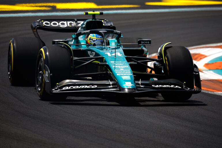 El español Fernando Alonso, arriba del Aston Martin AMR23, buscará volver al podio en el GP de Miami.