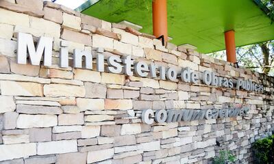 El cartel del MOPC instalado en una entrada al parque Ñu Guasu presenta un deplorable estado.