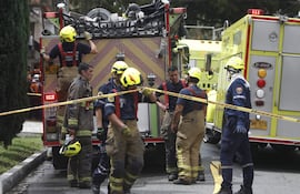 Bomberos y organismos de socorro llegan para atender la emergencia, luego de que una avioneta se estrellara en un barrio residencial hoy en Medellín (Colombia).