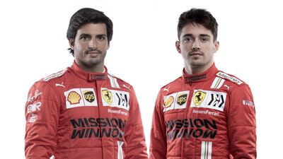 Sainz (i) forma junto a Leclerc la pareja de pilotos de Ferrari más joven desde 1968.