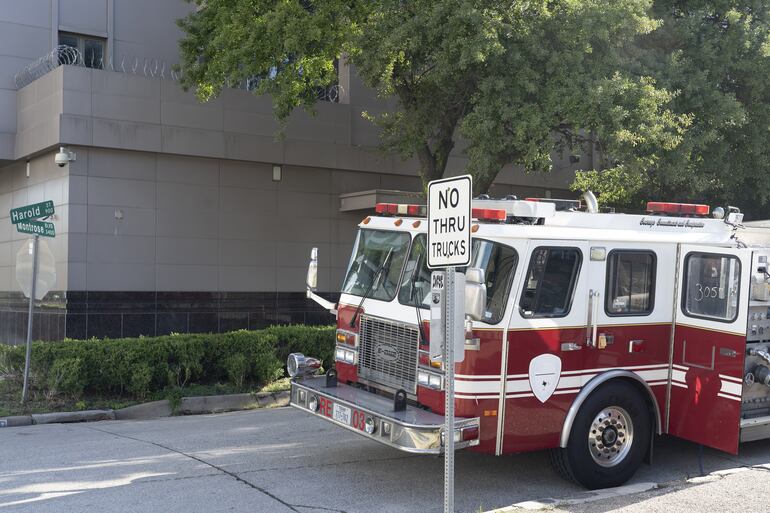 Un camión de bomberos fuera del consulado chino en Houston.