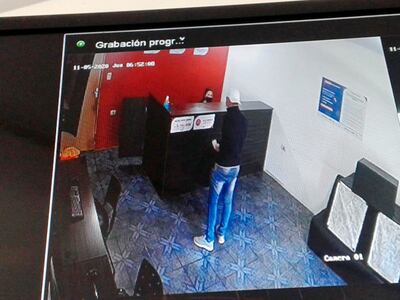 Momento en que el Flaco encara a la encargada de la agencia.