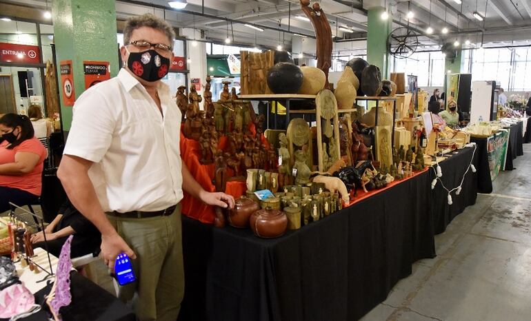 Tallado en madera y otras artesanías integran la oferta de la feria que se extiende hasta las 21 hs.