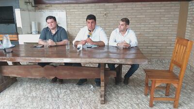 Los concejales Juan Ángel Marecos, Diego Romero e Iván Velázquez, todos colorados, se oponen que su colega Rubén González Chaves, cartista, hijo del exsenador fallecido Óscar González Daher, jure como edil